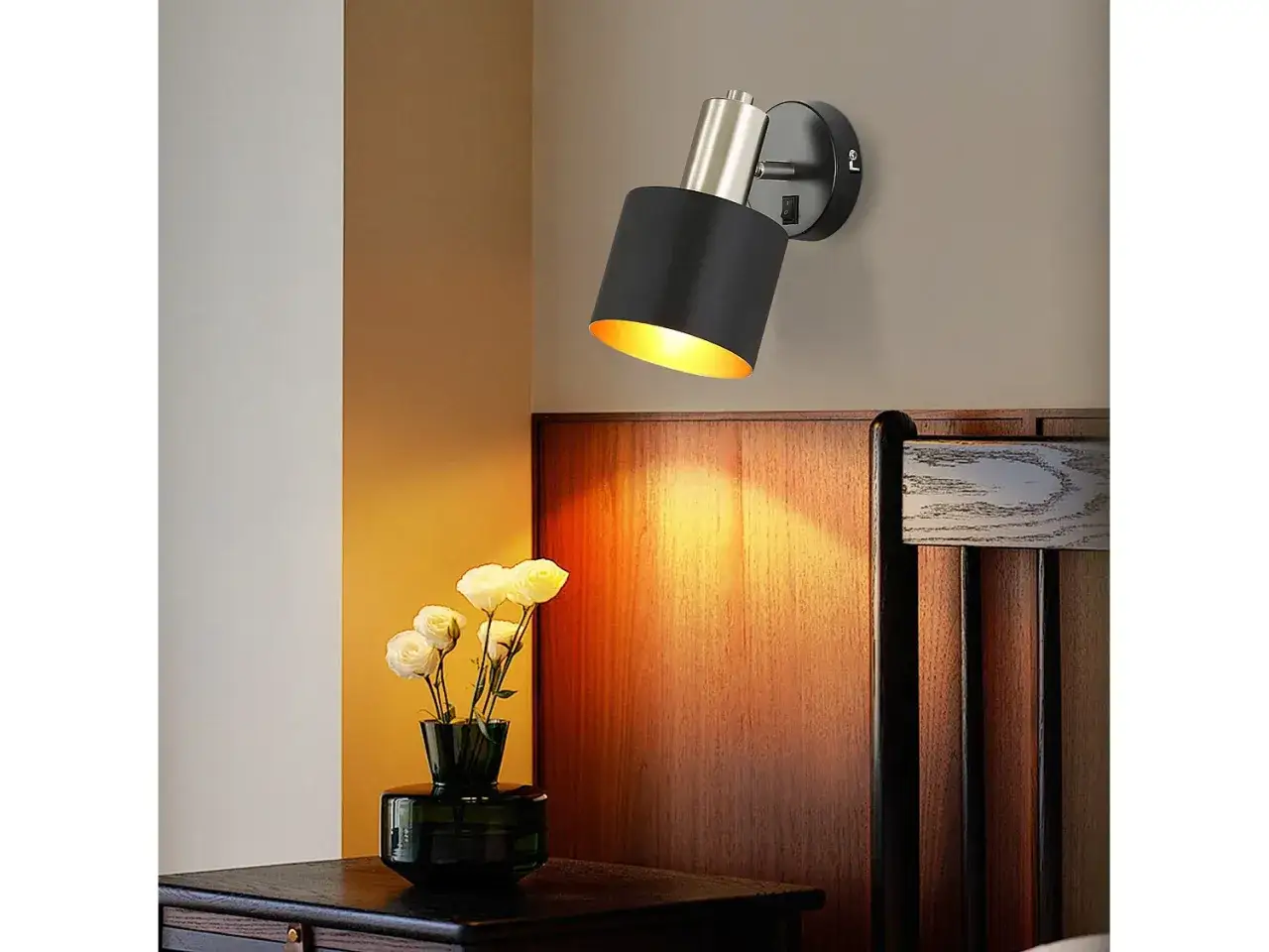 Stylowa lampa ścienna retro w kolorze czarnym z metalicznym akcentem, oświetla przytulną sypialnię.