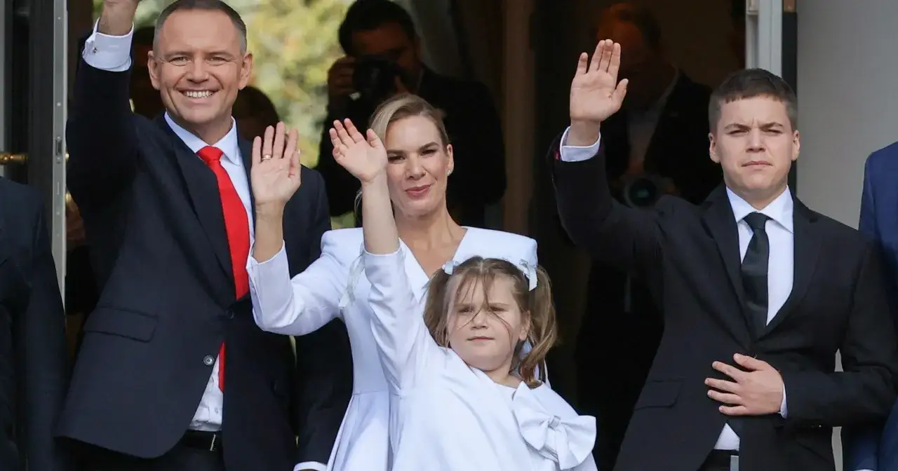 Rodzina Karola Nawrockiego pozdrawia. Młodszy syn Karola Nawrockiego, który jest na zdjęciu, ma 16 lat.