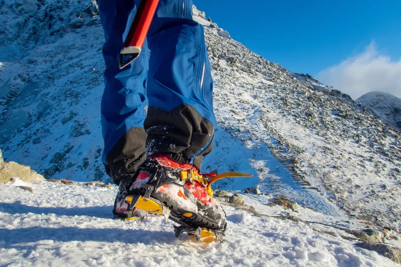 Zimowe buty g&oacute;rskie z rakami i czekanem to podstawa, by wiedzieć, jak się ubrać w g&oacute;ry zimą.