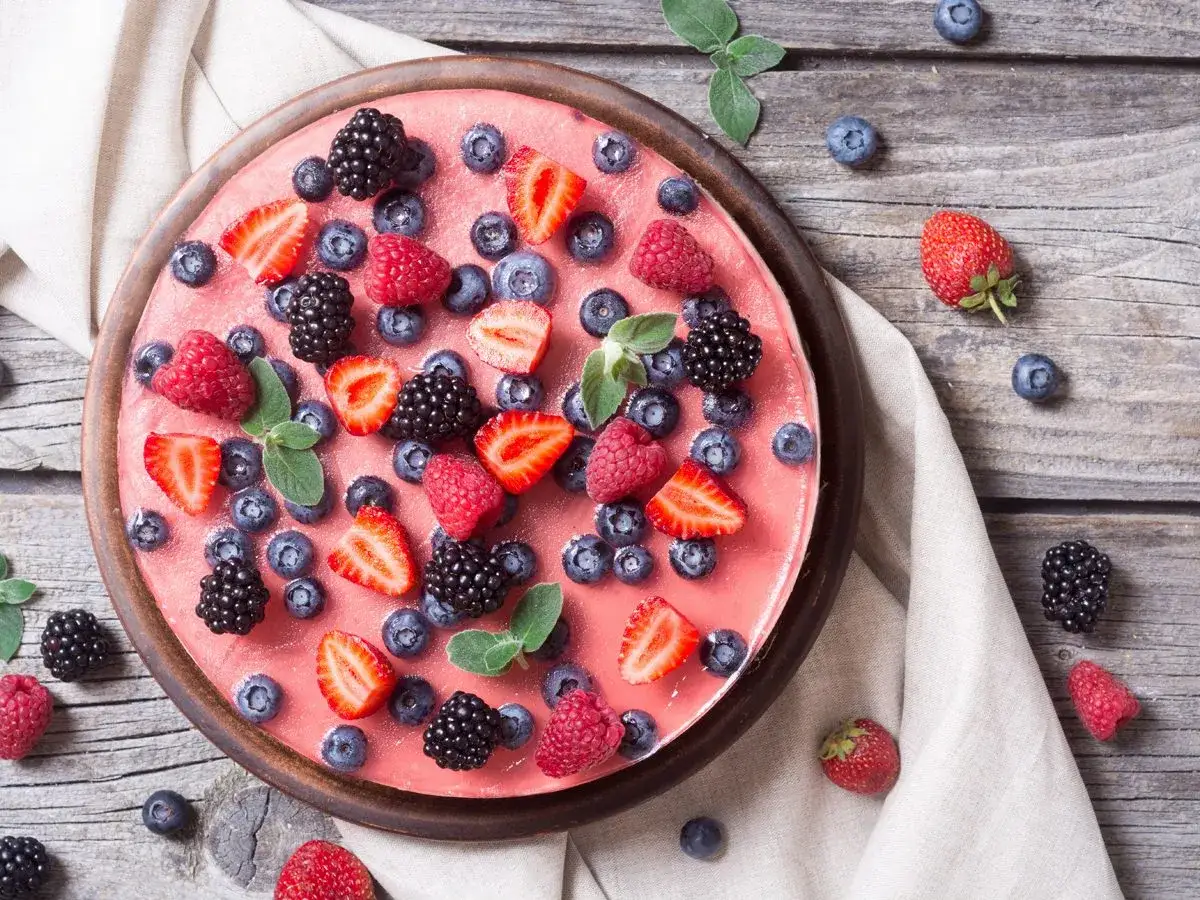 Puszysty sernik z malinami, borówkami i jeżynami. Idealny przepis na sernik, który nie opada.