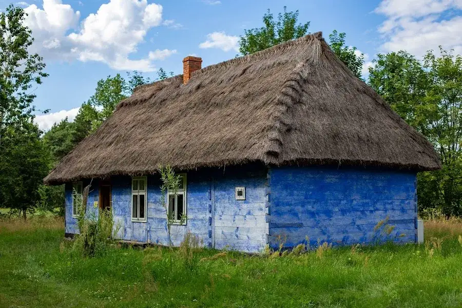 Skansen w Maurzycach niebieskie chaty, łowickie wycinanki, pająki