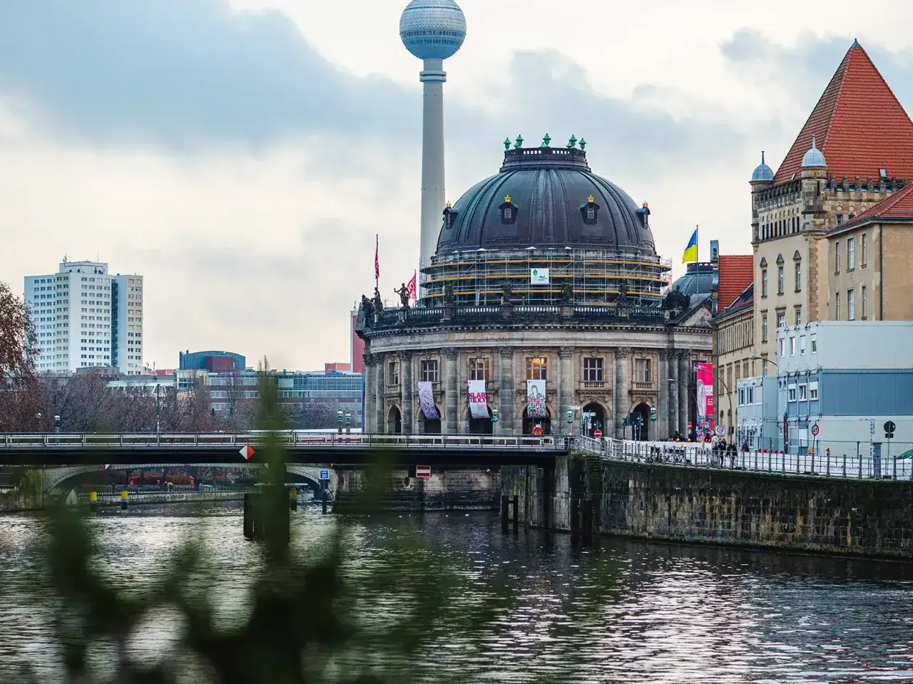 Widok na Sprewę i Muzeum Bodego, idealne miejsce na weekend w Berlinie. W tle wieża telewizyjna.