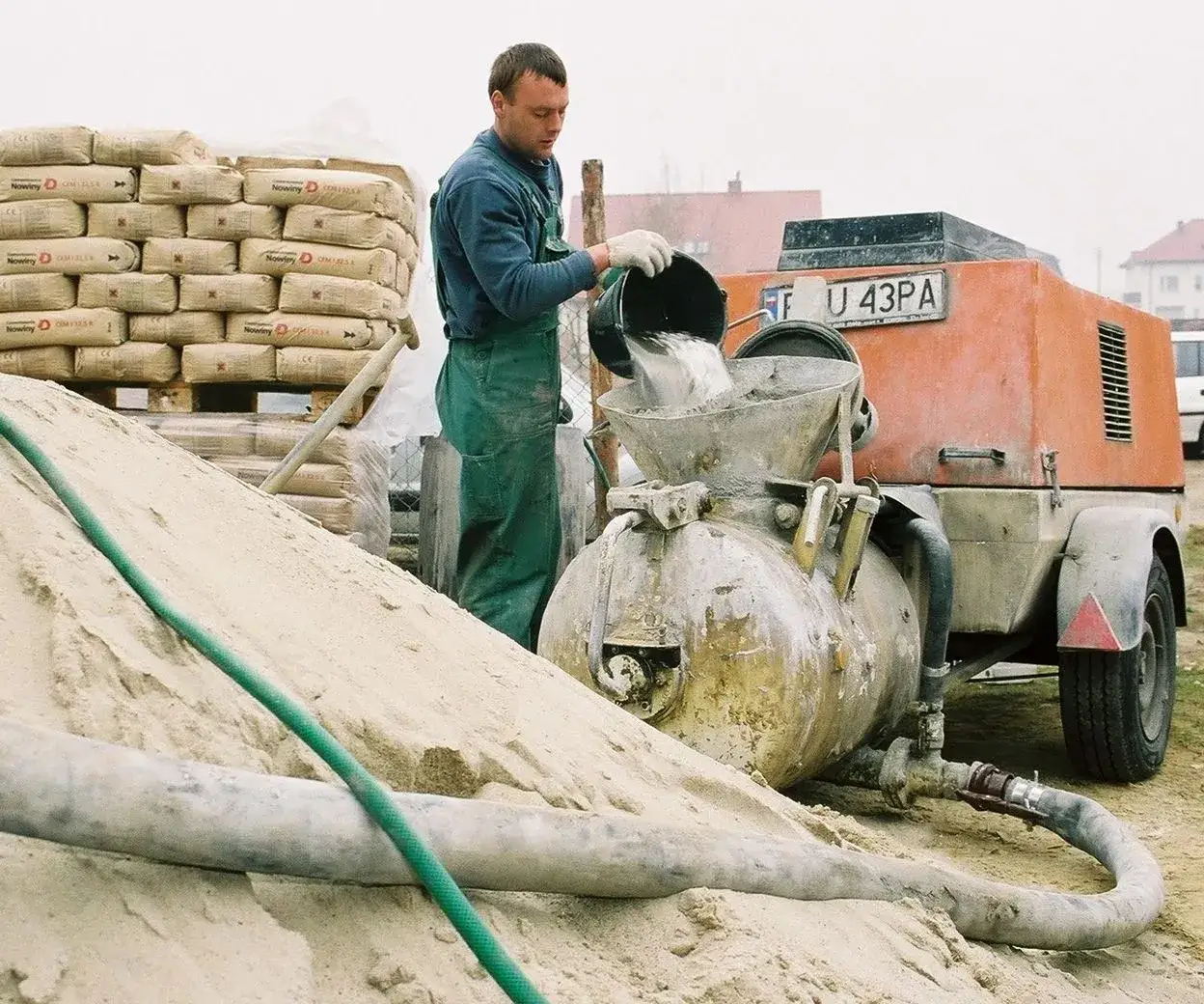 wylewka cementowa z miksokreta na budowie