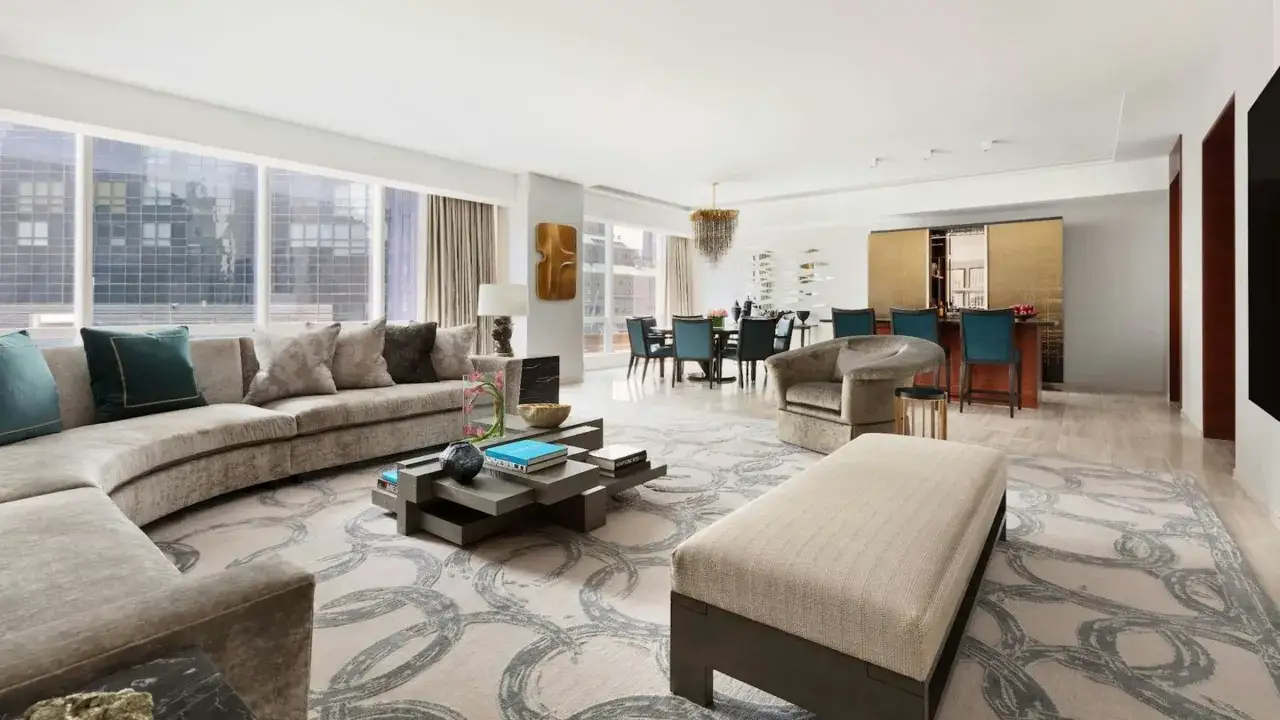 Luksusowy salon z widokiem na miasto, gdzie każdy detal krzyczy 