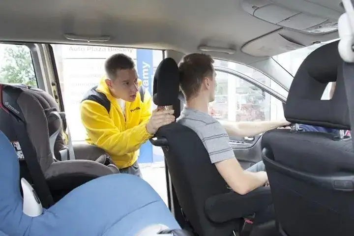 Jak prawidłowo ustawić zagł&oacute;wek w samochodzie instrukcja krok po kroku