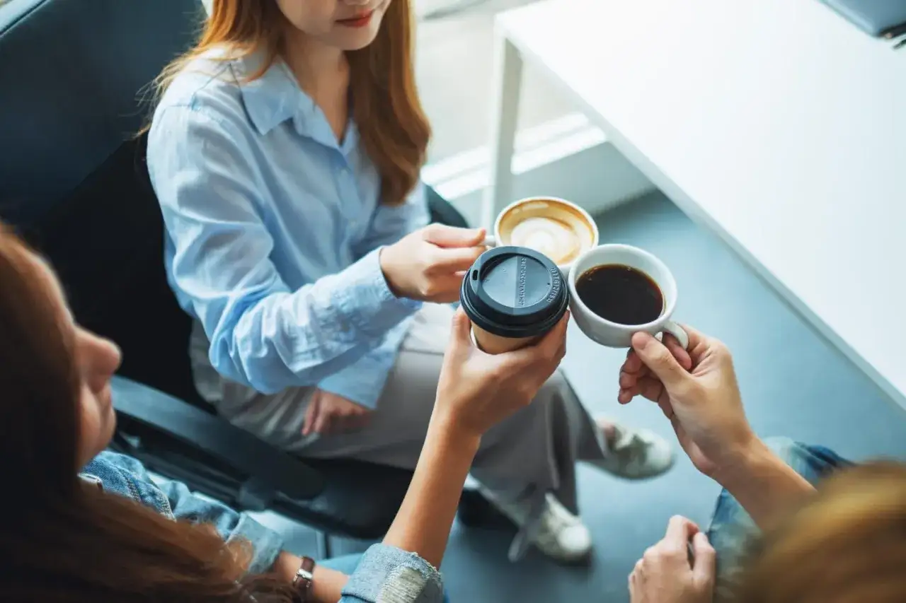 ludzie rozmawiający w biurze, przerwa na kawę, networking