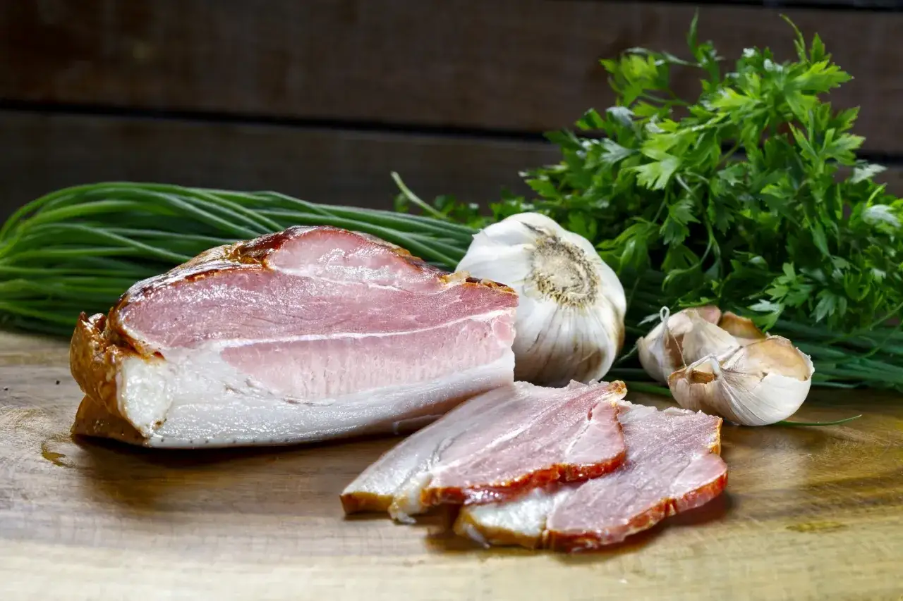 Wędzony boczek, czosnek i szczypiorek. Zastanawiasz się, ile czasu parzyć boczek po wędzeniu, by był idealny?