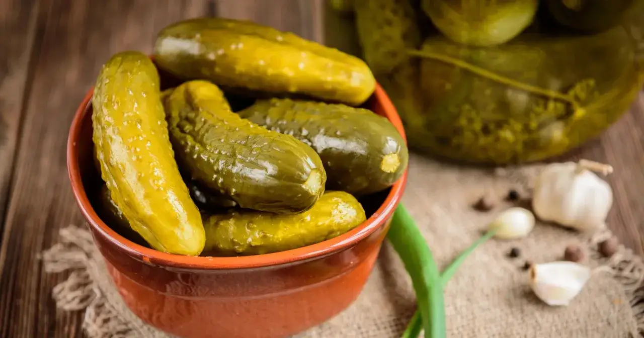 Słoik pełen kiszonych og&oacute;rk&oacute;w, a w miseczce kilka świeżych. Czy og&oacute;rek kiszony zbija cukier? Warto sprawdzić!