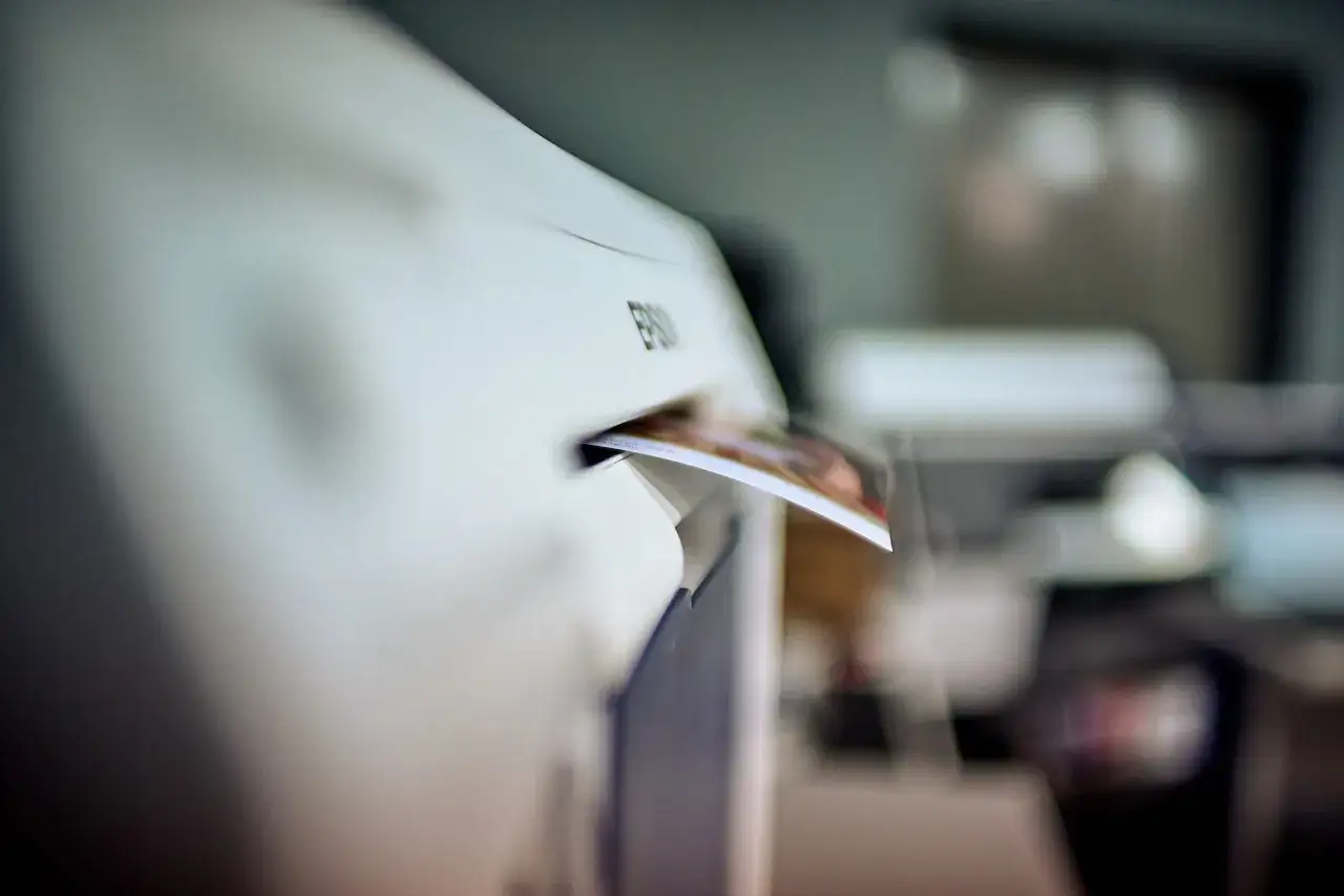 Białe urządzenie do robienia odbitek Epson drukuje kolorowe zdjęcie.