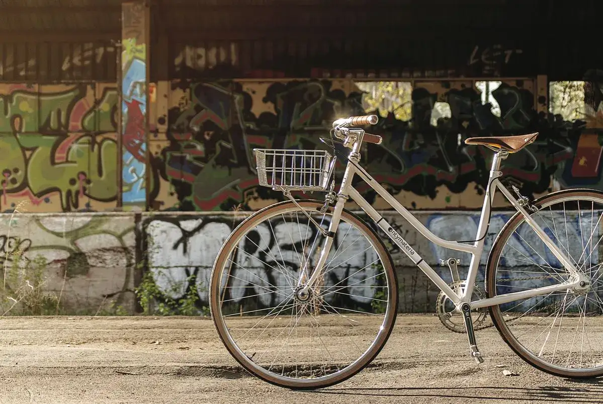 Biały rower z koszykiem, idealny na miejskie wyprawy, czy może jako rower trekkingowy na dalsze trasy?