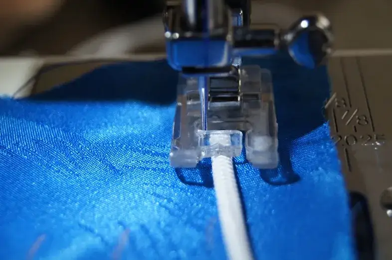 r&oacute;żne metody wszywania gumki w pokrowiec