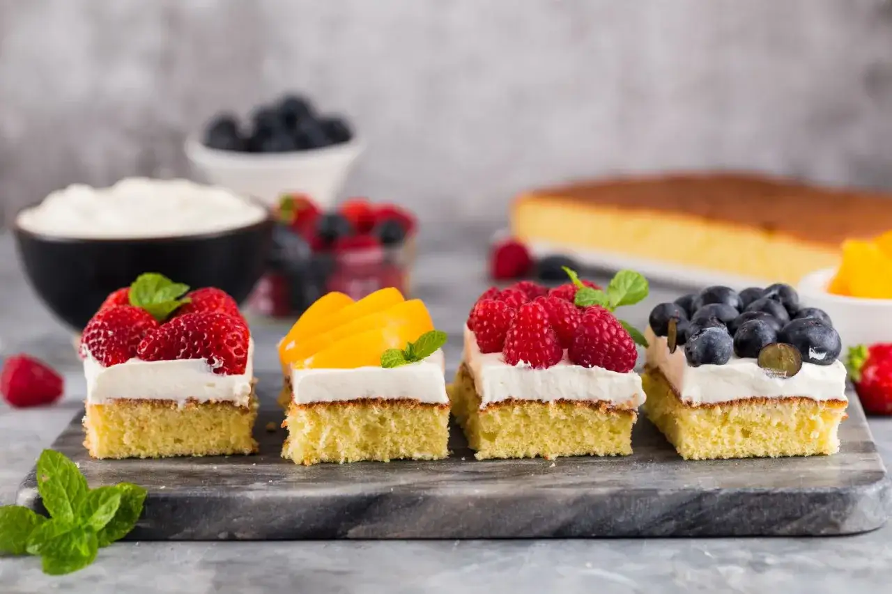 Krojenie biszkoptu na blaty