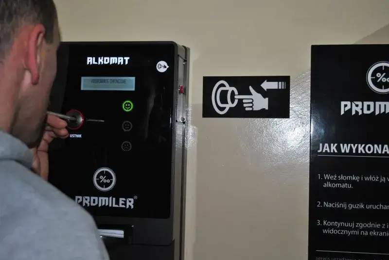 Alkomat samoobsługowy na komendzie policji