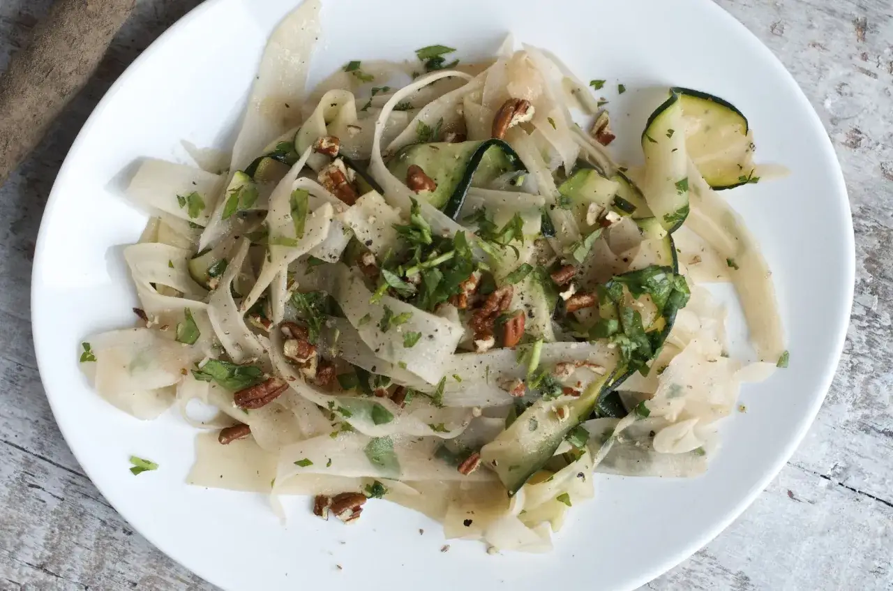 Sałatka z cienko pokrojonej skorzonery, cukinii i orzech&oacute;w pekan. Ciekawe, co to za warzywo?