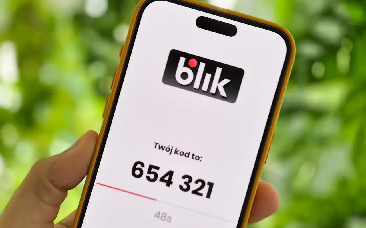 Telefon pokazuje kod Blik 654 321. Wygląda na to, że tym razem blik nie działa, bo czas do wygaśnięcia kodu szybko mija.