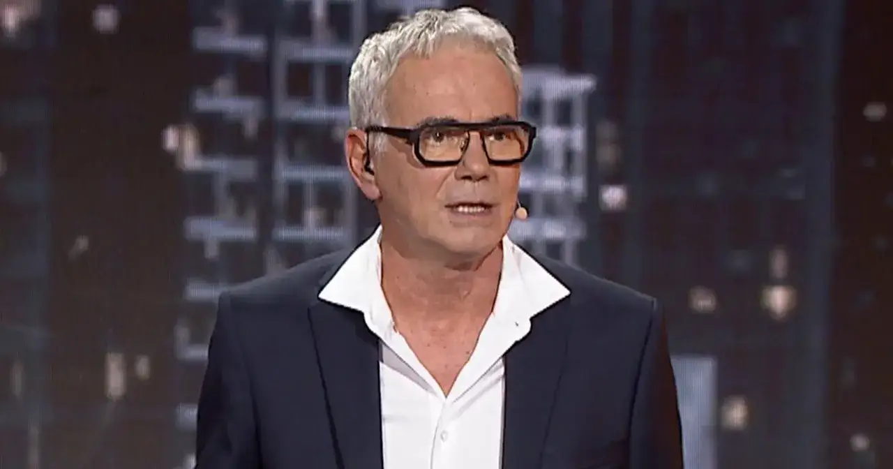 Robert Janowski w okularach na tle miasta. Czy to powód, dlaczego fani bojkotują nową odsłonę programu Jaka to melodia?