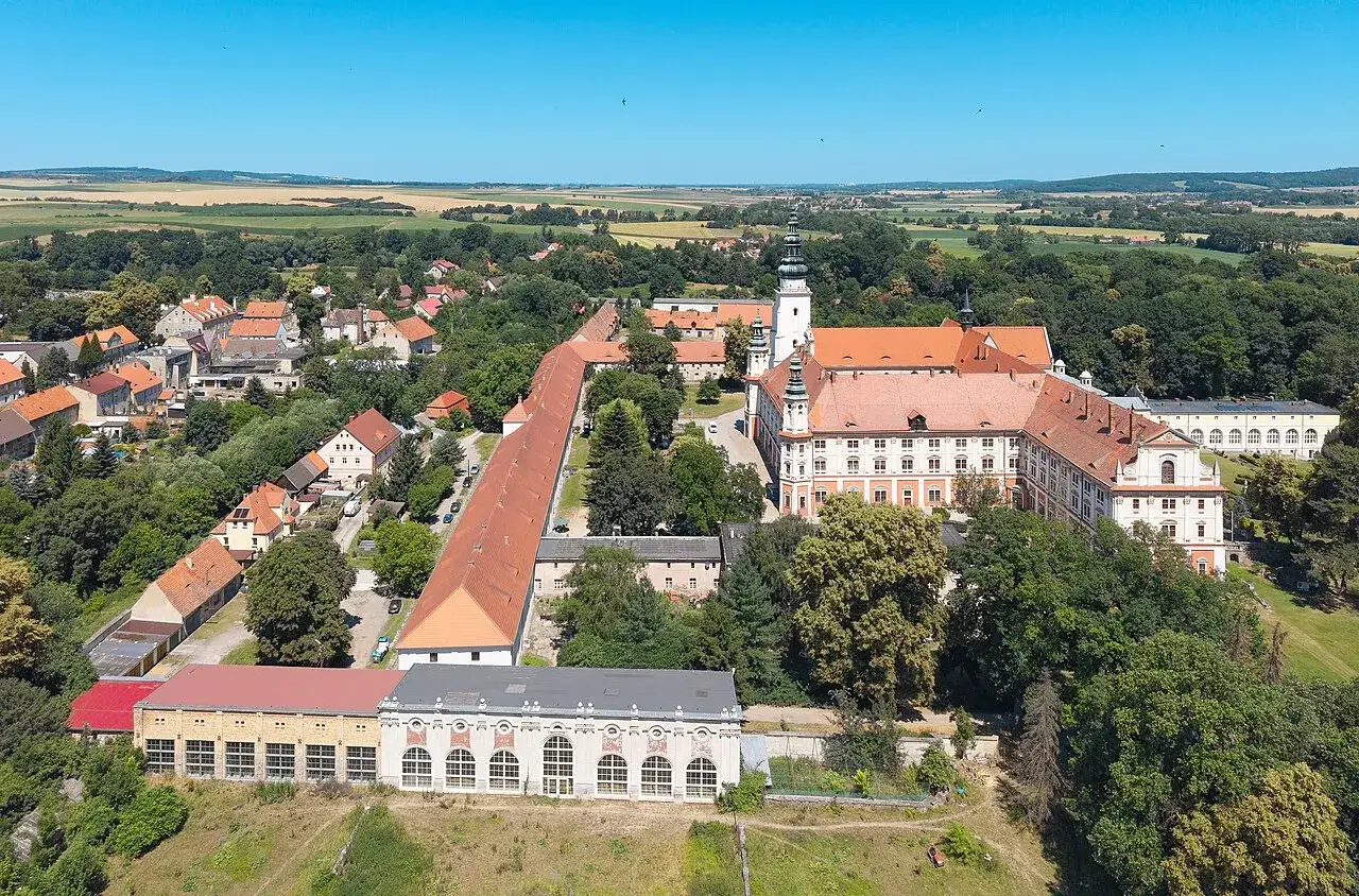 Dom Opieki Caritas Henryków opactwo
