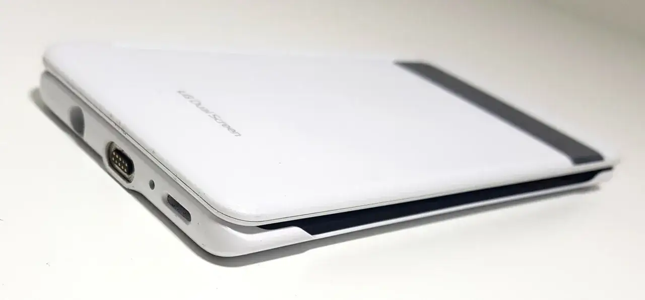 Biały LG Dual Screen z widocznym złączem i napisem 