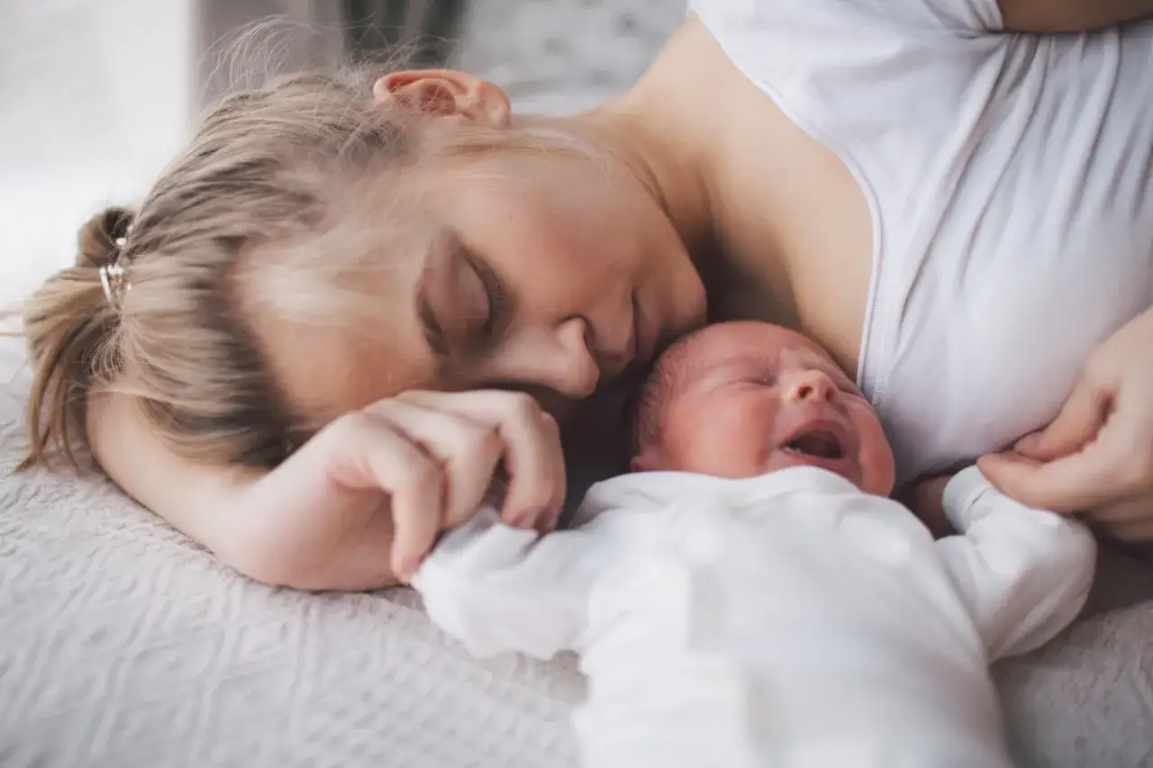 Mama tuli tulikuje, skok rozwojowy 6 tydzień objawy, maluch płacze, a mama tuli.