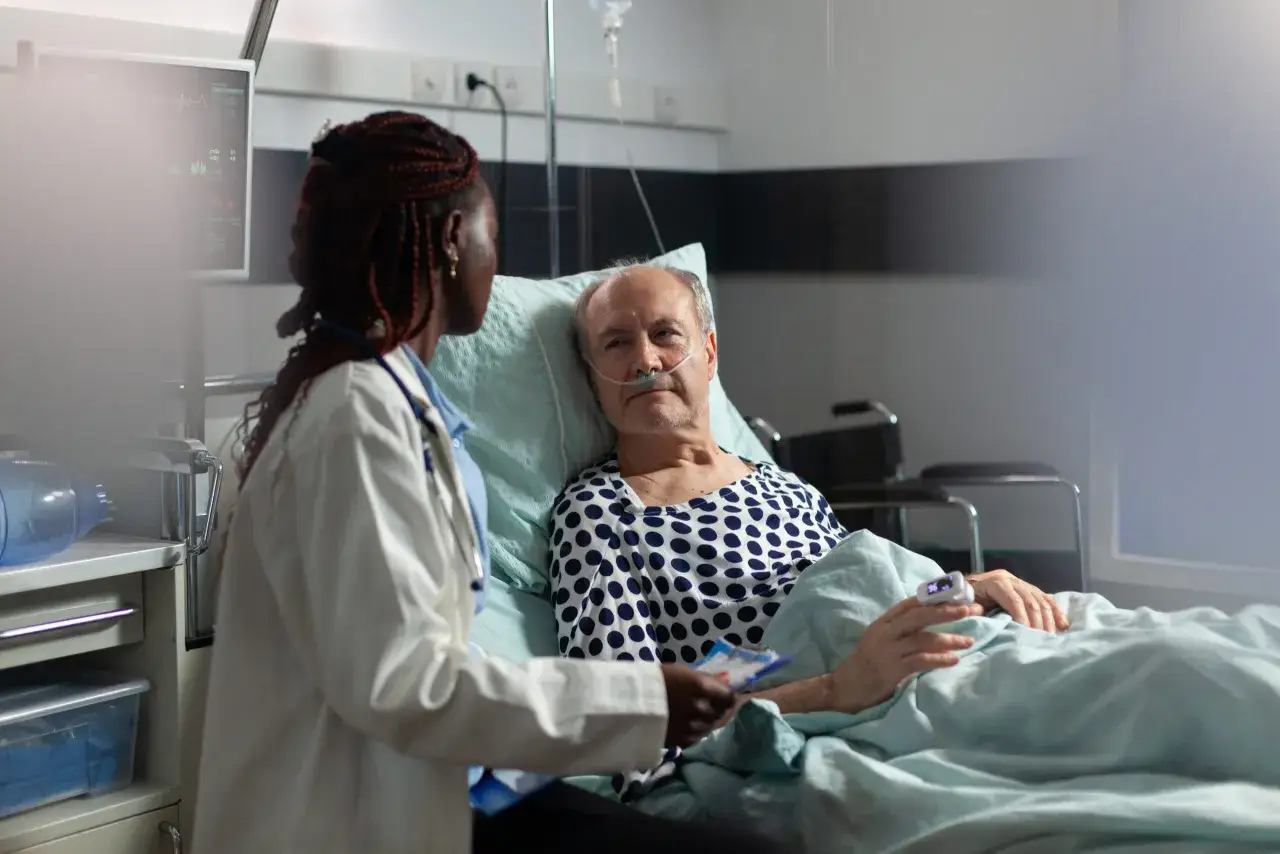 Lekarka rozmawia z pacjentem po ablacji, przypominając mu, czego nie wolno po zabiegu.