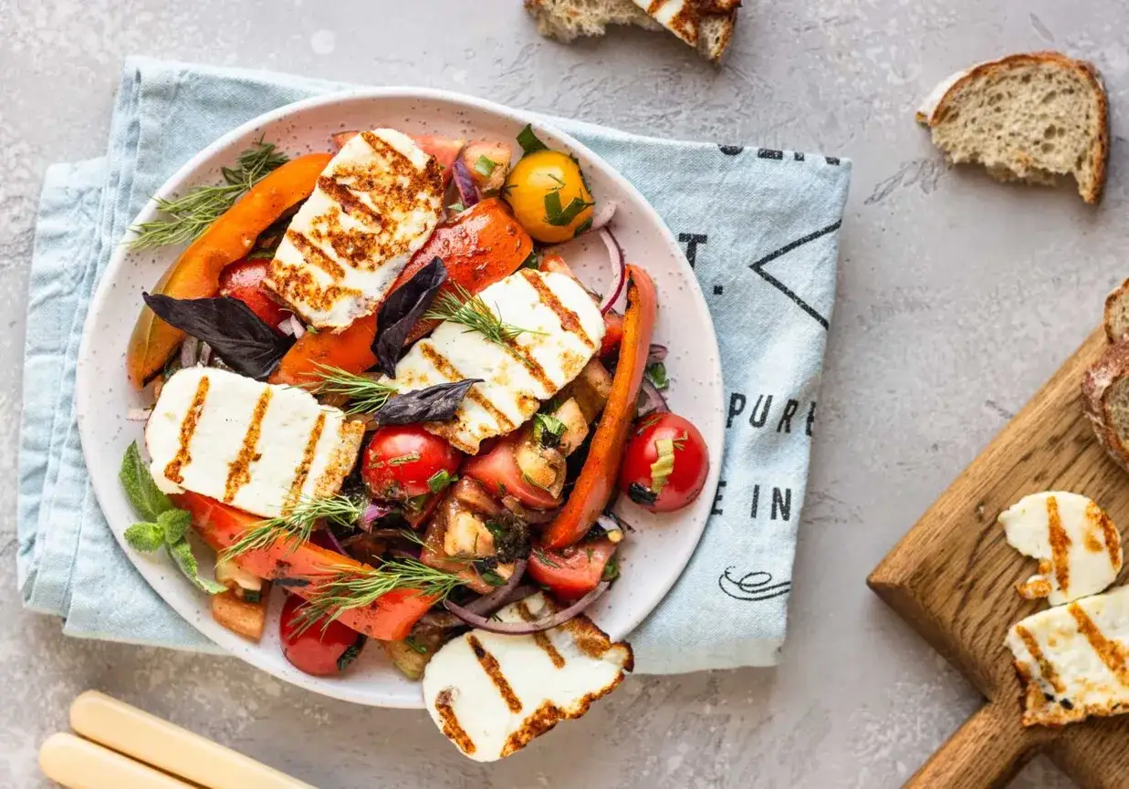 Sałatka z grillowanym halloumi, pomidorami i papryką. Idealna na lato, gdy zastanawiasz się, ile smażyć halloumi, by był idealnie chrupiący.
