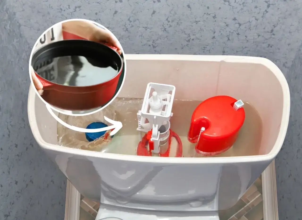 Jak odkamienić spłuczkę? Wlej płyn z garnka do zbiornika toalety, aby usunąć kamień.