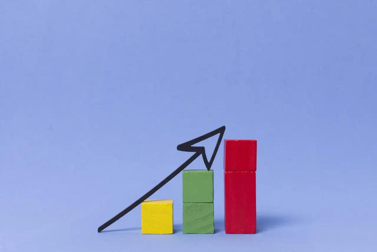 Kolorowe klocki tworzą rosnący wykres, symbolizując skalowanie biznesu i sukces.