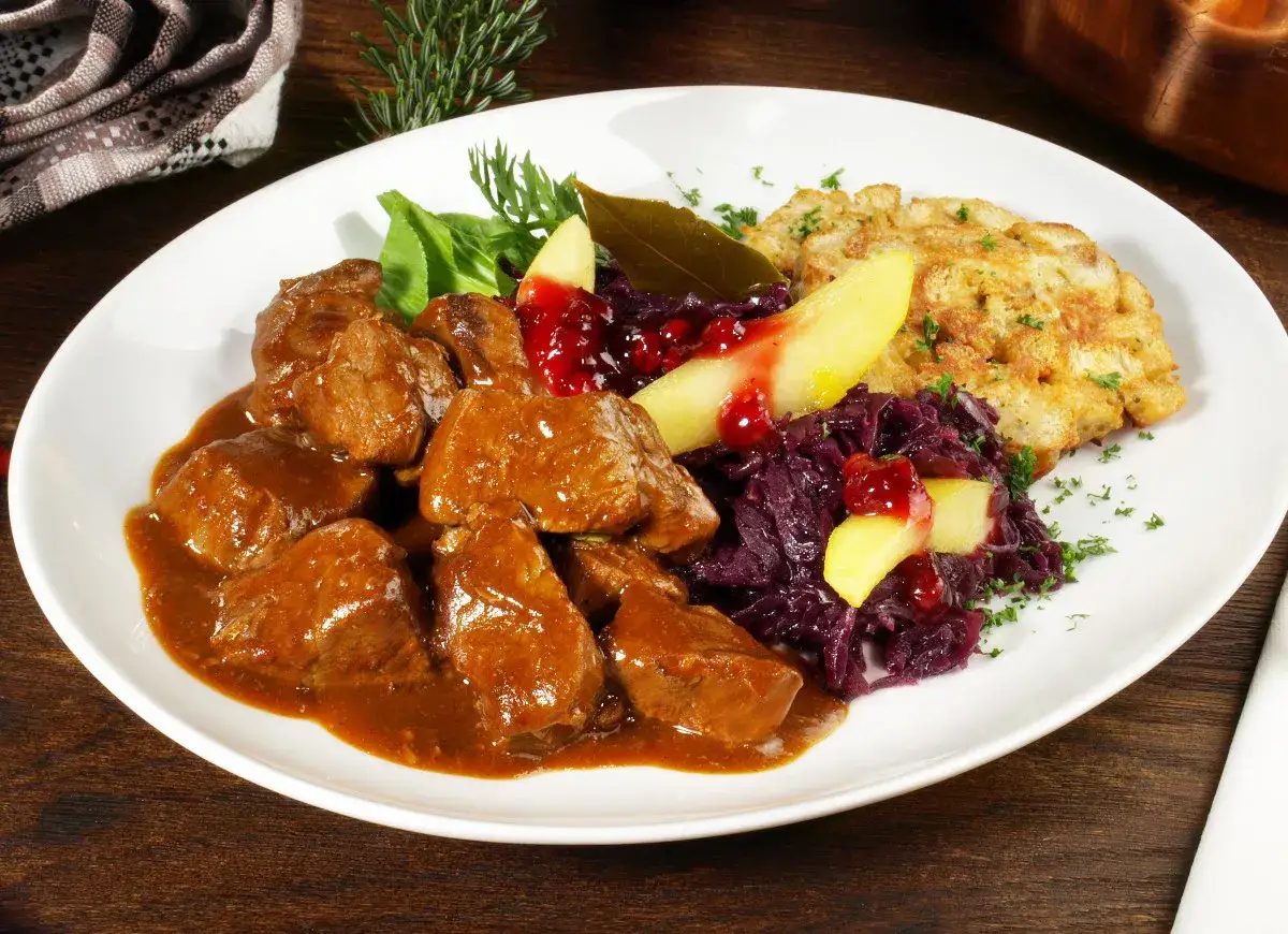 Różne rodzaje mięsa na gulasz wołowina wieprzowina