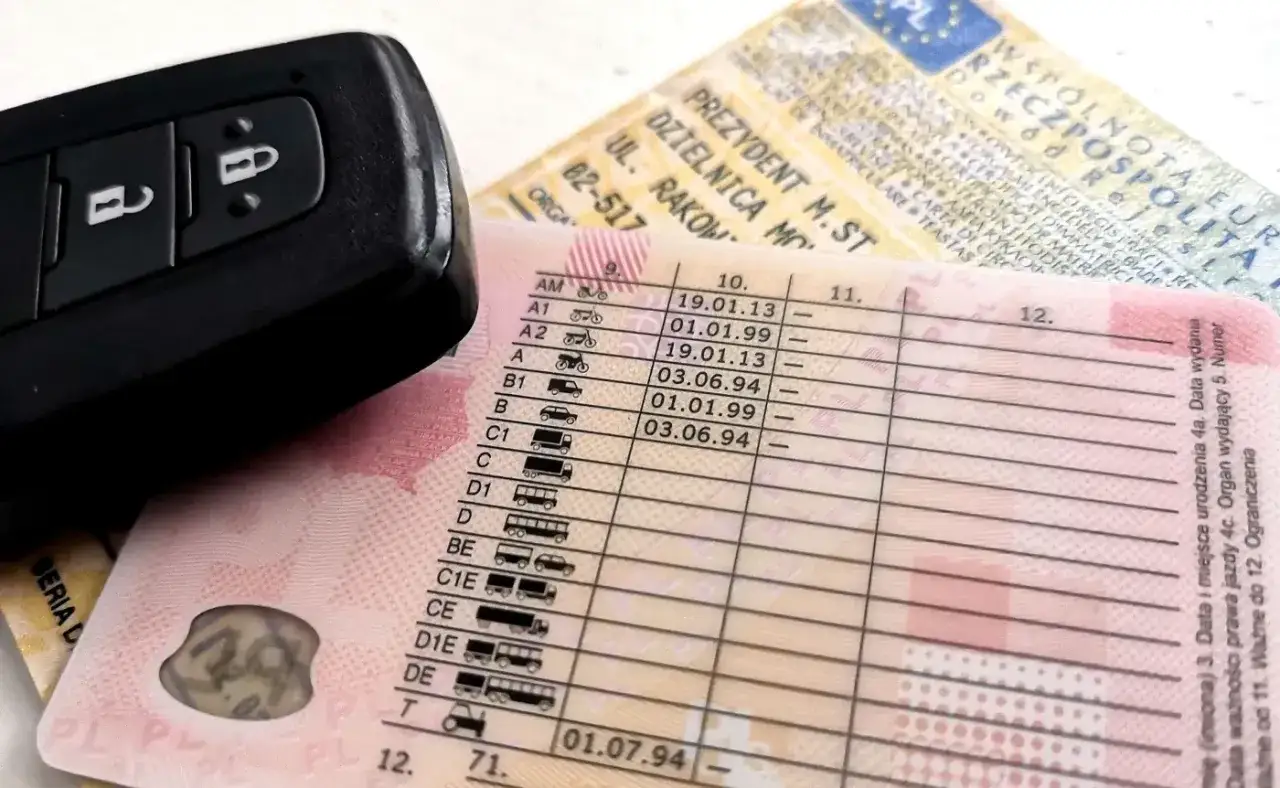 Kluczyk samochodowy i prawo jazdy. Zastanawiasz się, jak długo jest ważny kurs na prawo jazdy? Sprawdź daty na dokumencie.
