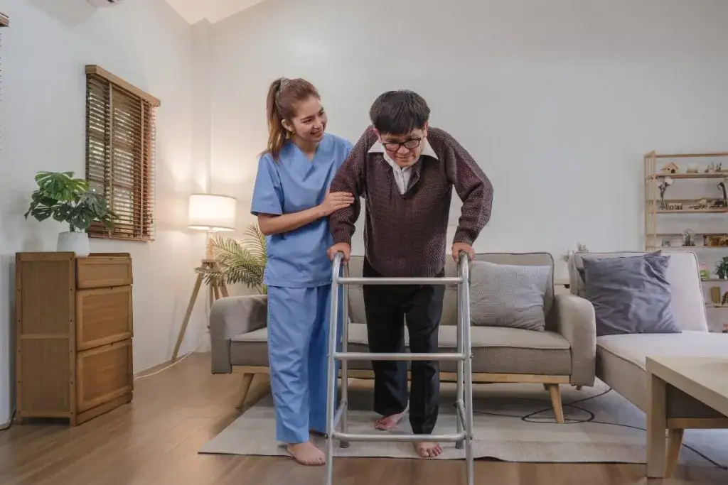 Pacjent w trakcie rehabilitacji domowej z fizjoterapeutą