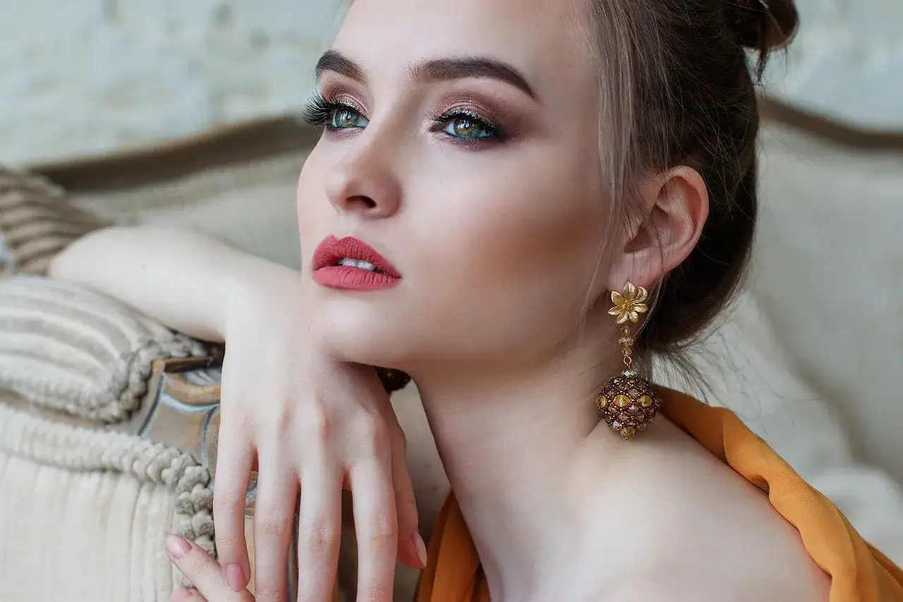 przykłady dobrego i złego oświetlenia w fotografii makijażu
