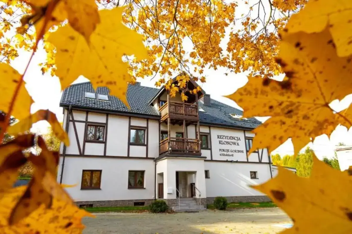 Jesienne liście otulają Rezydencję Klonową, oferującą noclegi w g&oacute;rach. Sielski widok zachęca do odpoczynku.