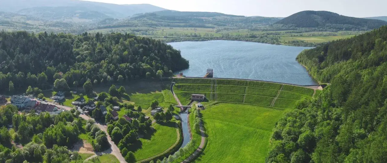 Malownicza okolica zaporowa, gdzie elektrownie wodne czerpią energię z potężnego zbiornika.