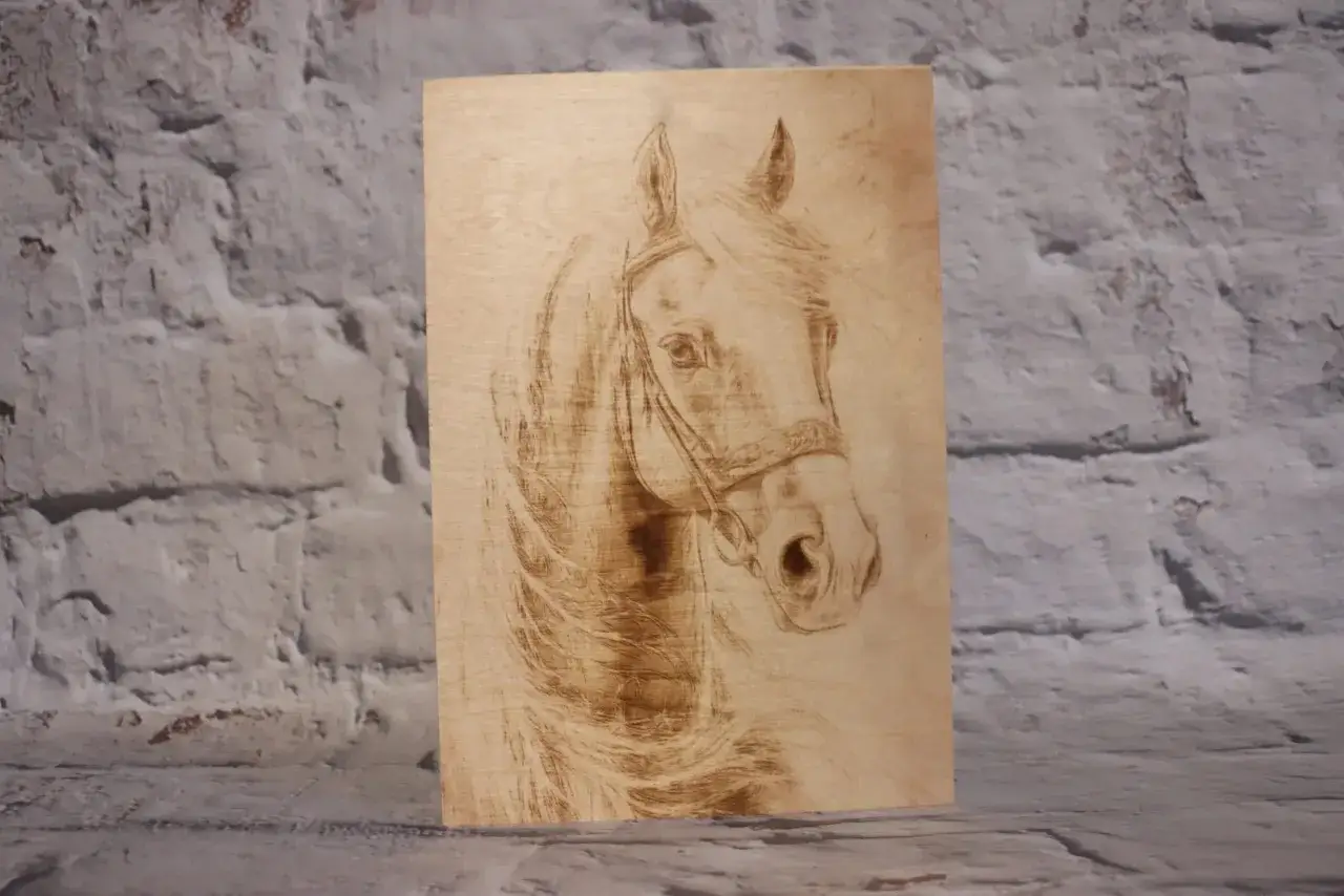 Portret konia wykonany techniką wypalania w drewnie. Delikatne linie oddają grzywę i pysk zwierzęcia.