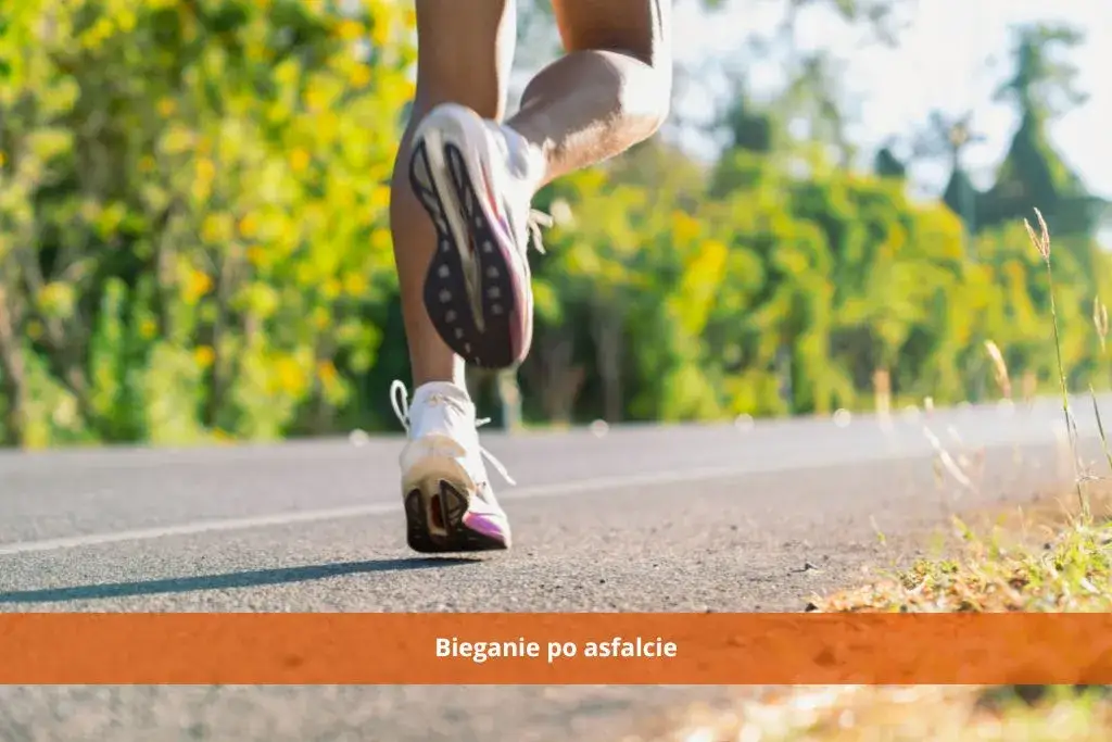 biegacz w złych butach asfalt