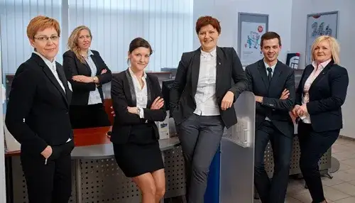 pracownik banku w oddziale