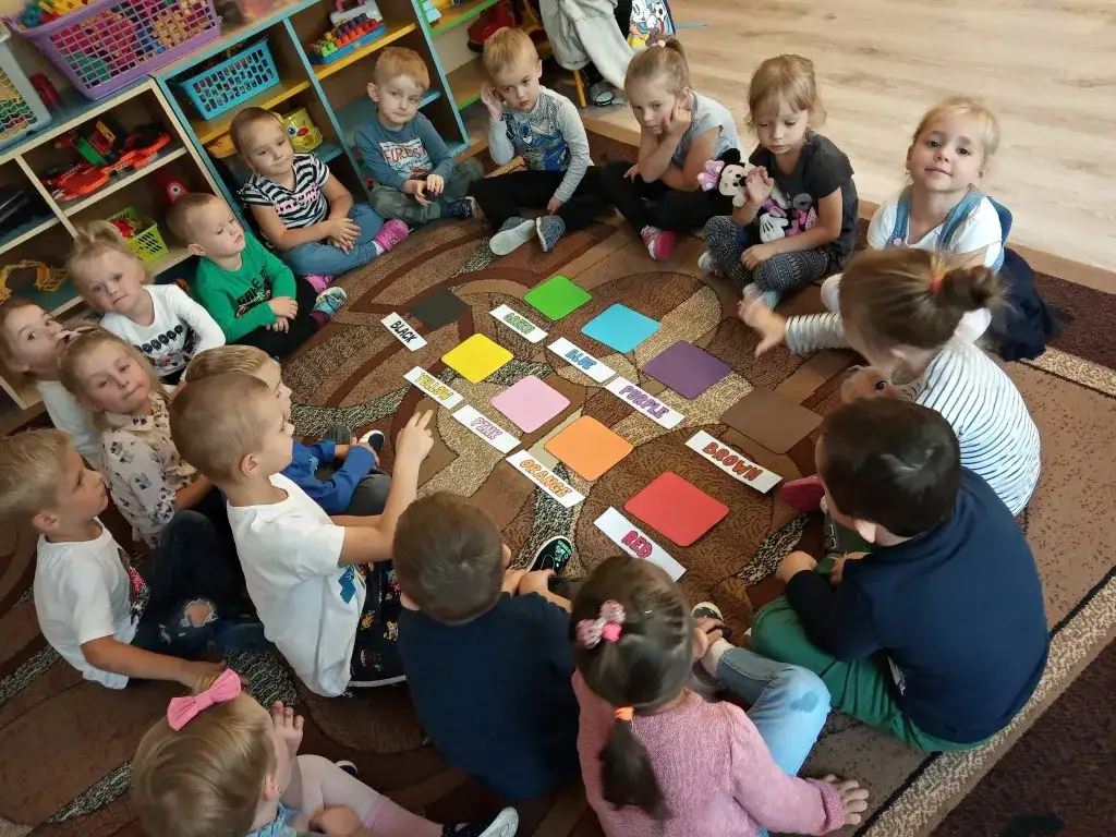 dziecko uczące się angielskiego przez zabawę w kolorowej sali