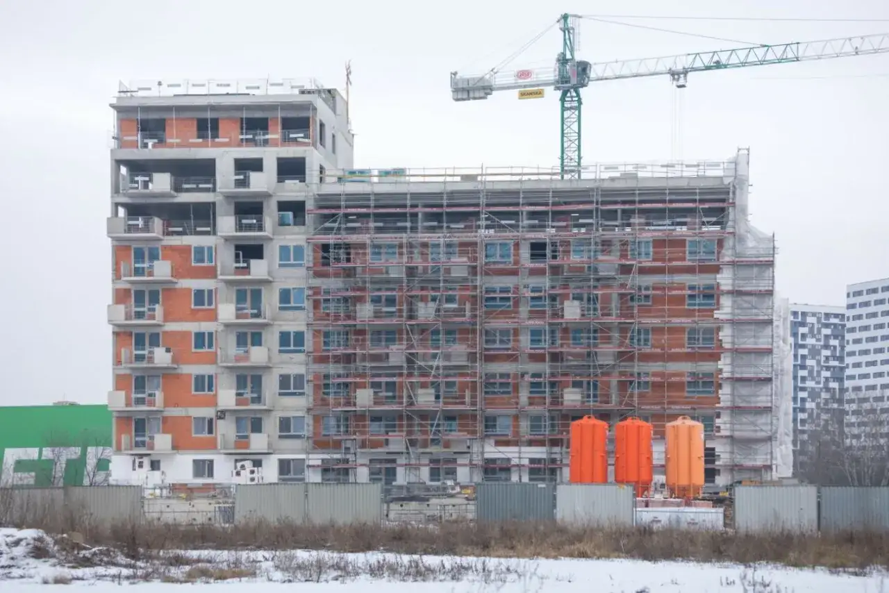 Budowa bloku mieszkalnego, rusztowania, dźwig. To wszystko wpływa na to, dlaczego ceny mieszkań są tak wysokie.