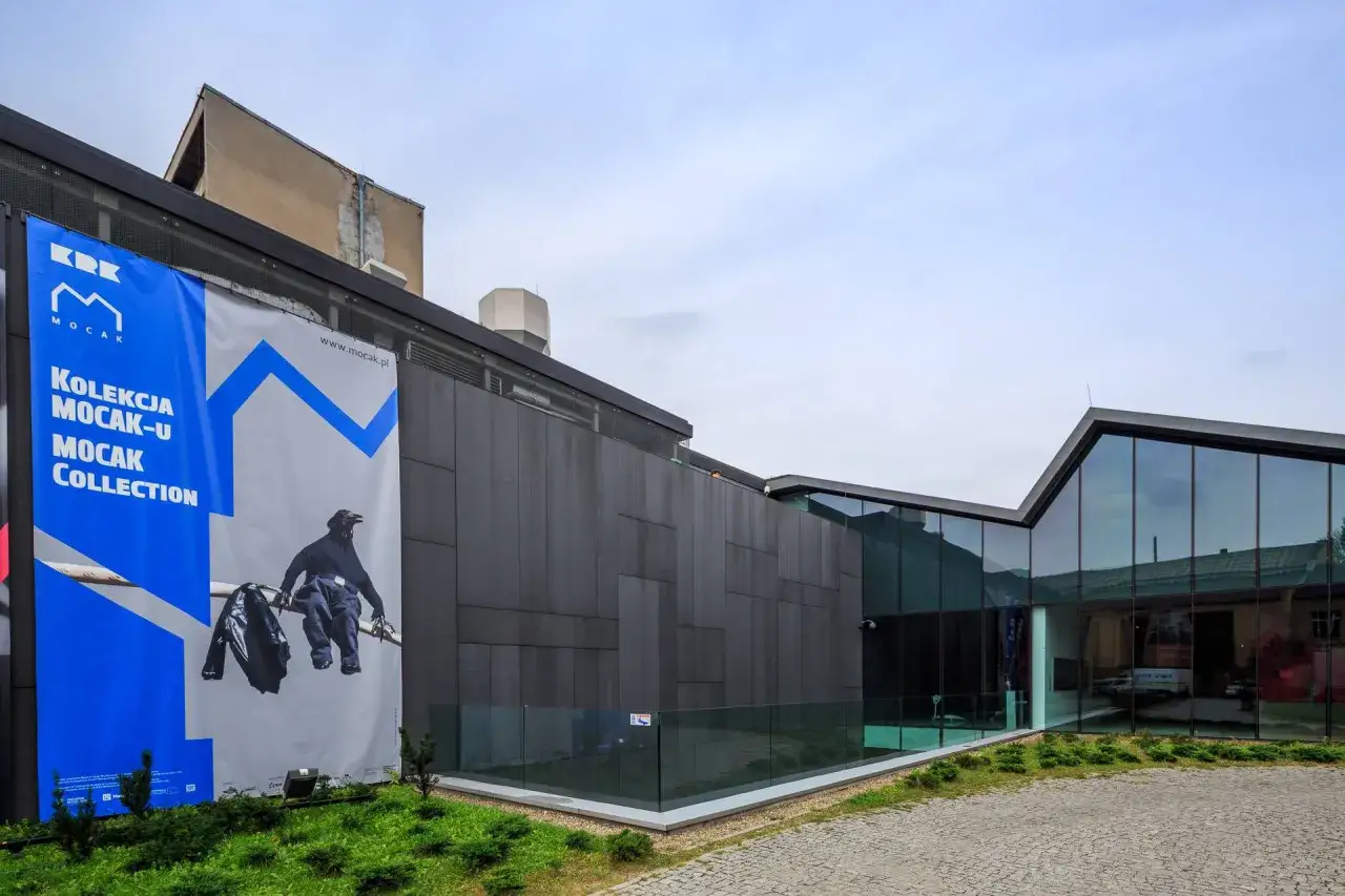 Nowoczesna architektura muzeum sztuki wsp&oacute;łczesnej w Krakowie MOCAK. Baner zapowiada 