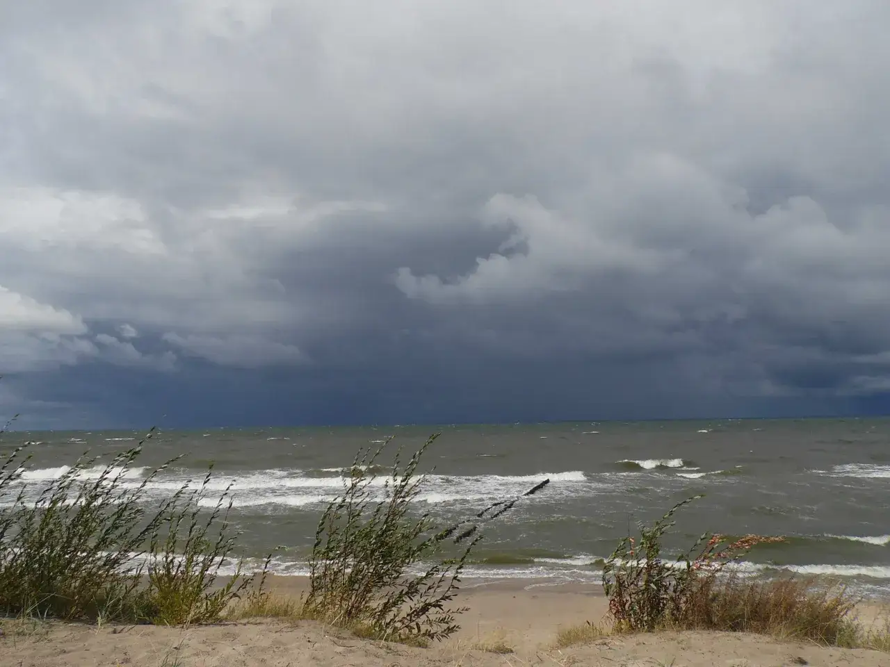 Mroczne chmury nad Bałtykiem zapowiadają burzę. Wiatr faluje trawami na wydmach, a morze wzburzone czeka na deszcz. Idealny czas, kiedy jod nad morzem jest najsilniejszy.