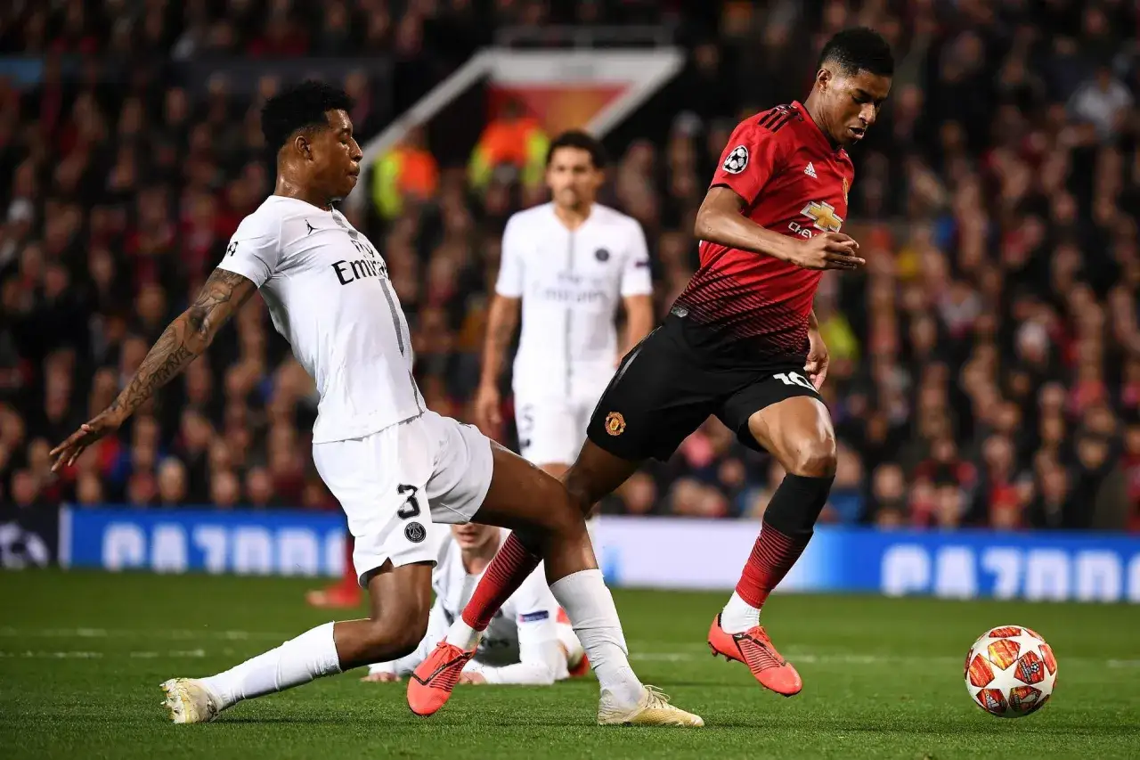 Piłkarze Manchesteru United i PSG walczą o piłkę. Gdzie oglądać Ligę Mistrzów?