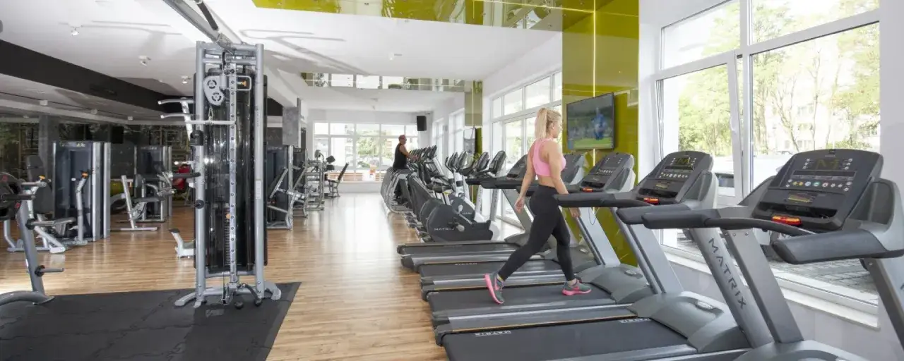 Siłownia Grand Lubicz Ustka wnętrze sprzęt Technogym