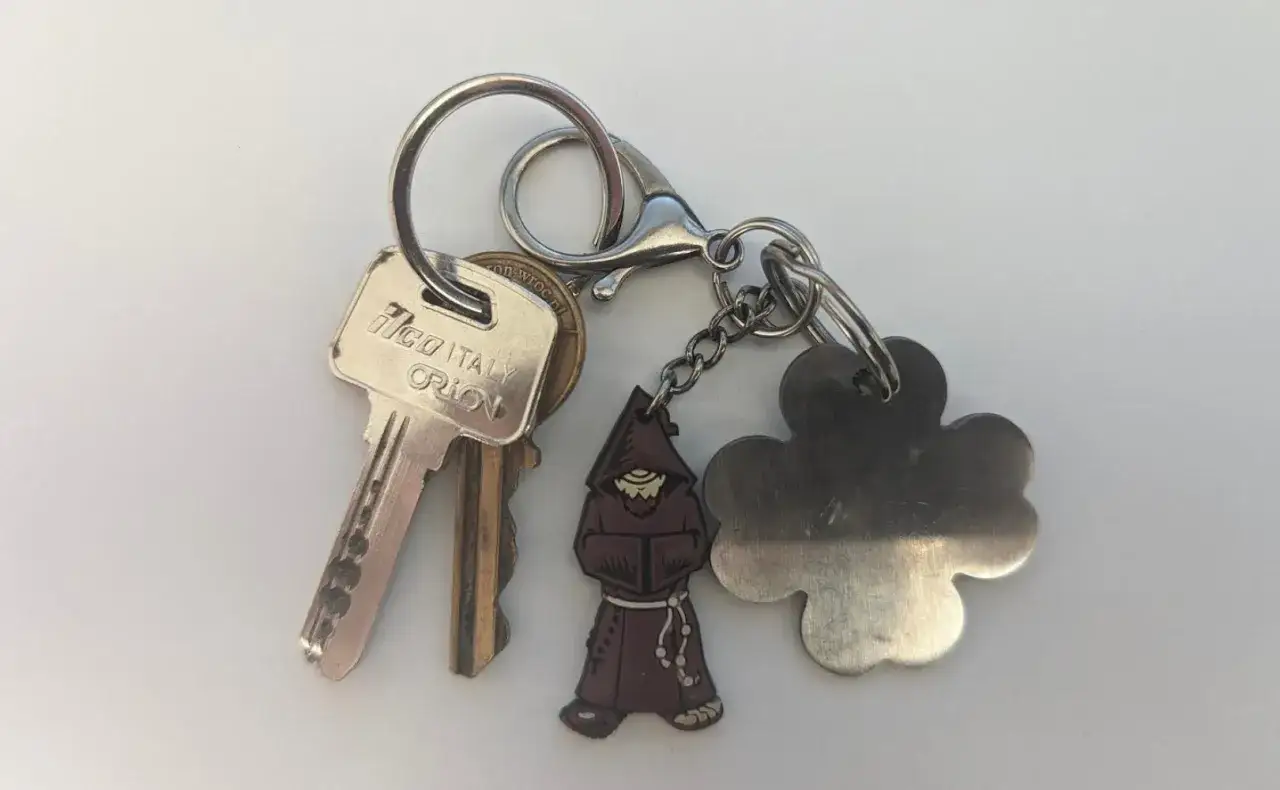 Brelok z kluczami do drzwi: jeden z napisem 