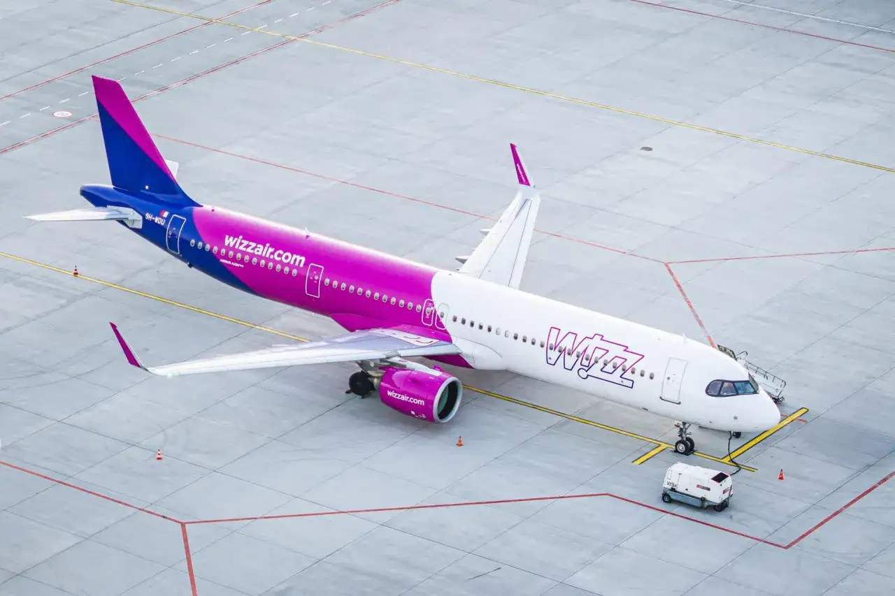 Samolot Wizz Air na płycie lotniska. Zastanawiasz się, ile trwa lot do Albanii z Katowic?