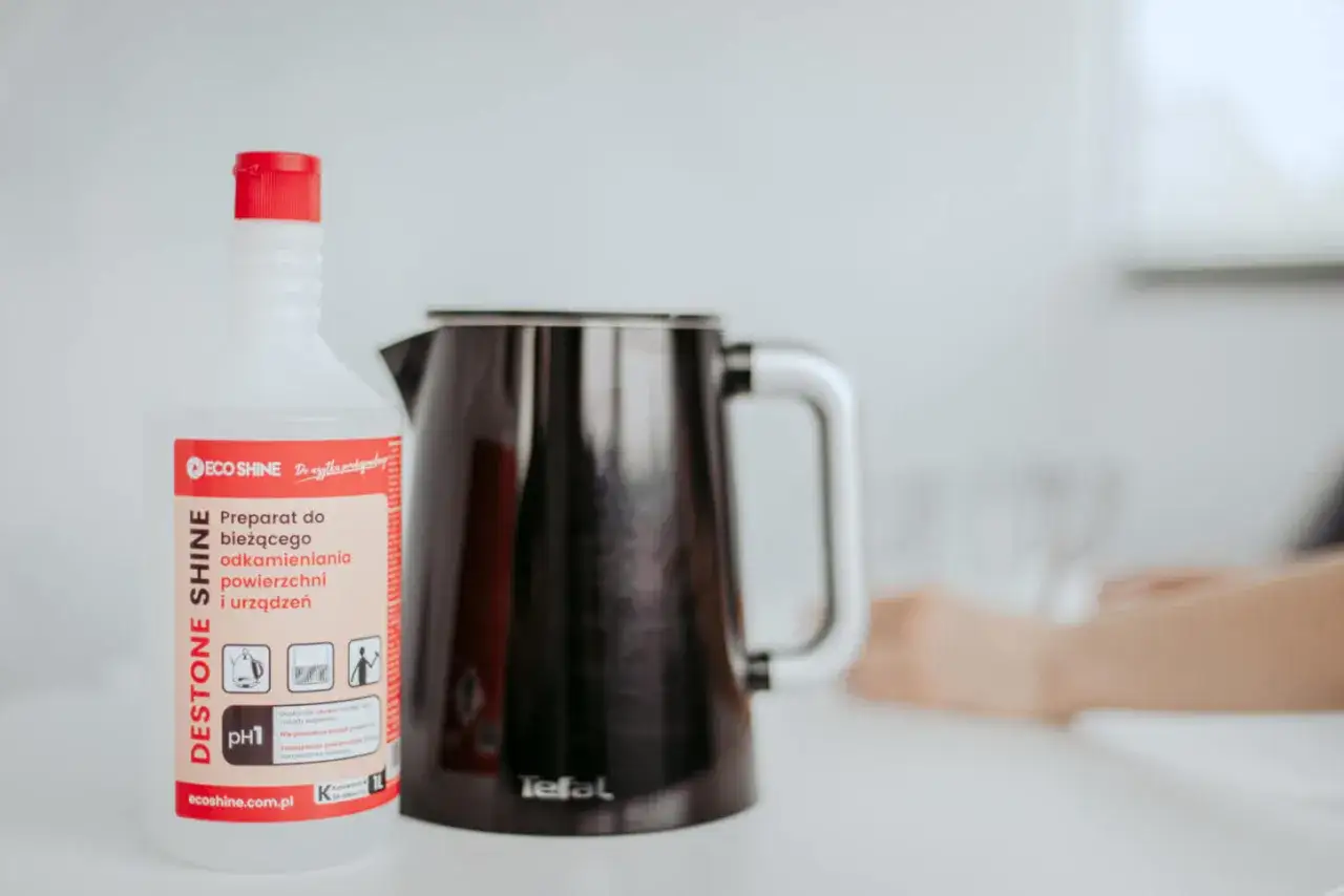 Preparat do odkamieniania czajnika octem. Biała butelka z etykietą 