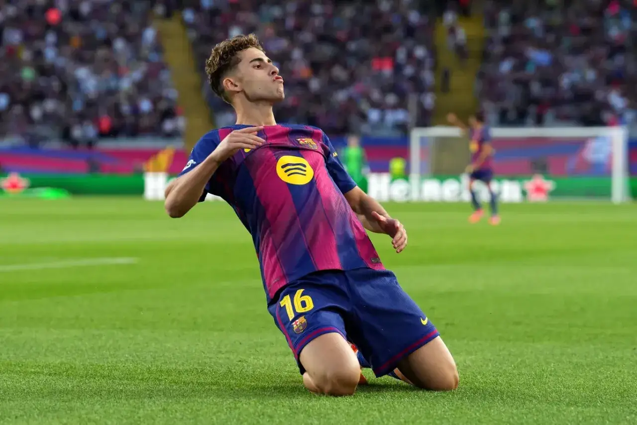 Piłkarz Barcelony z numerem 16 na koszulce klęczy na boisku. Czy to radość po golu, czy smutek, że Barcelona odpadła z Ligi Mistrzów?