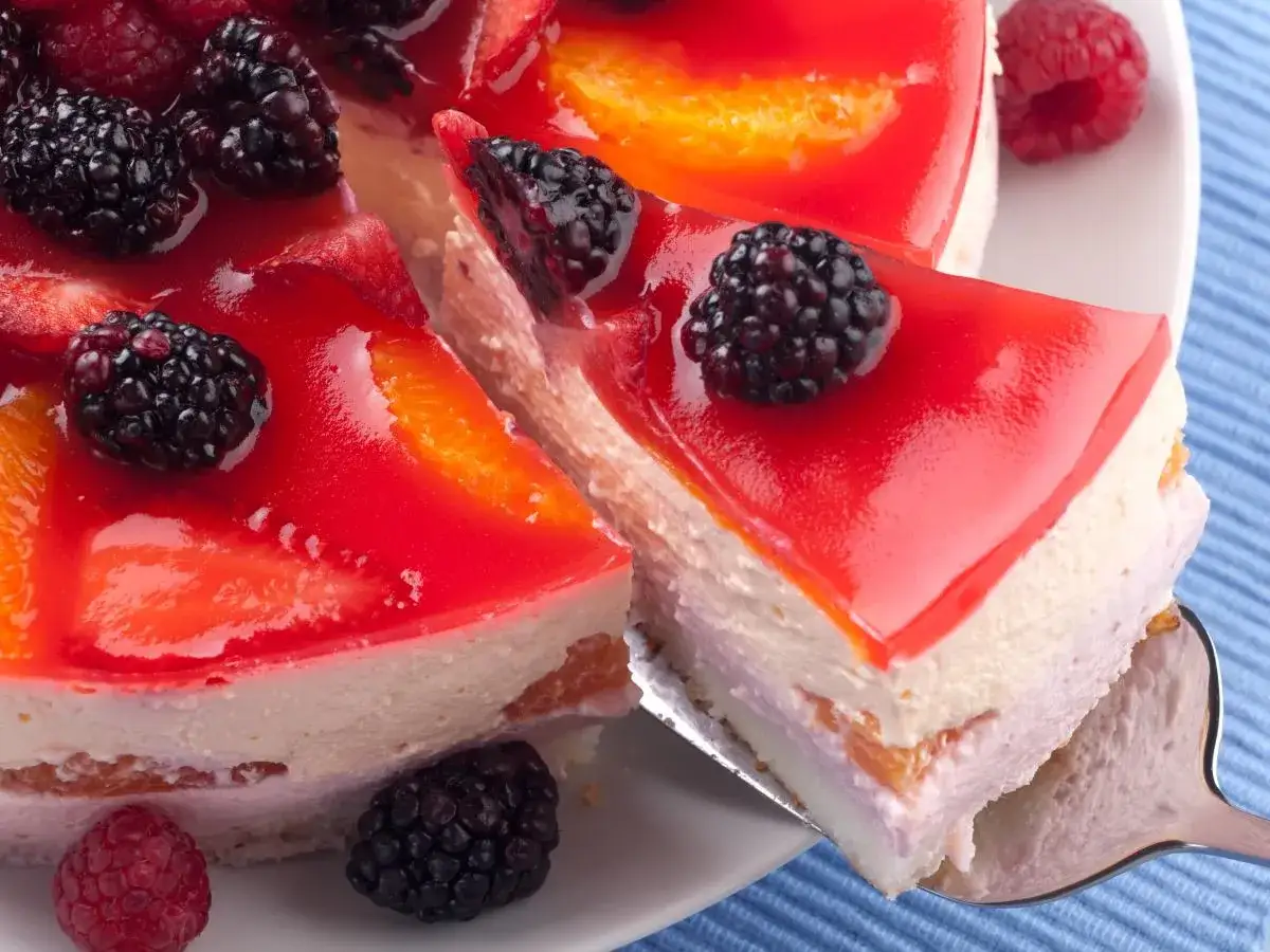 Pyszny przepis na ciasto z truskawkami siostry Anastazji. Owocowa galaretka, krem i świeże maliny.