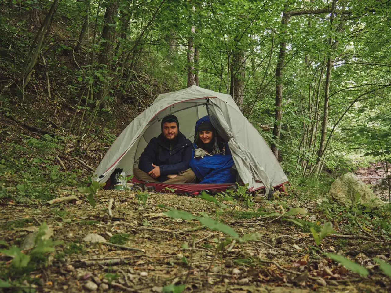 Para na biwaku w lesie, planując ile dni zajmie im przejście Głównego Szlaku Sudeckiego.