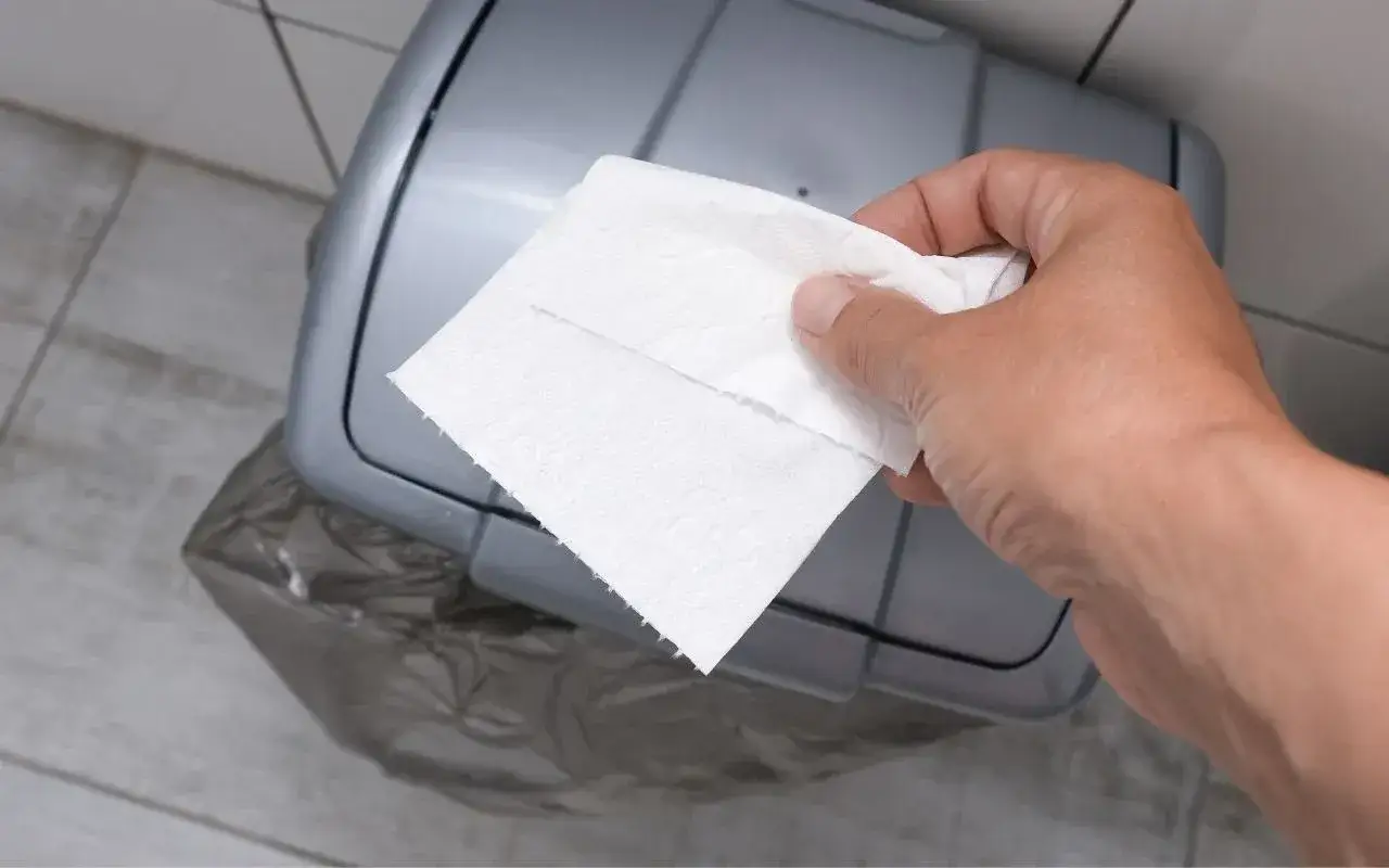 segregacja ręcznik&oacute;w papierowych do kosza zmieszanego