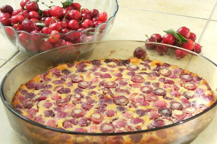 Clafoutis aux cerises traditionnel